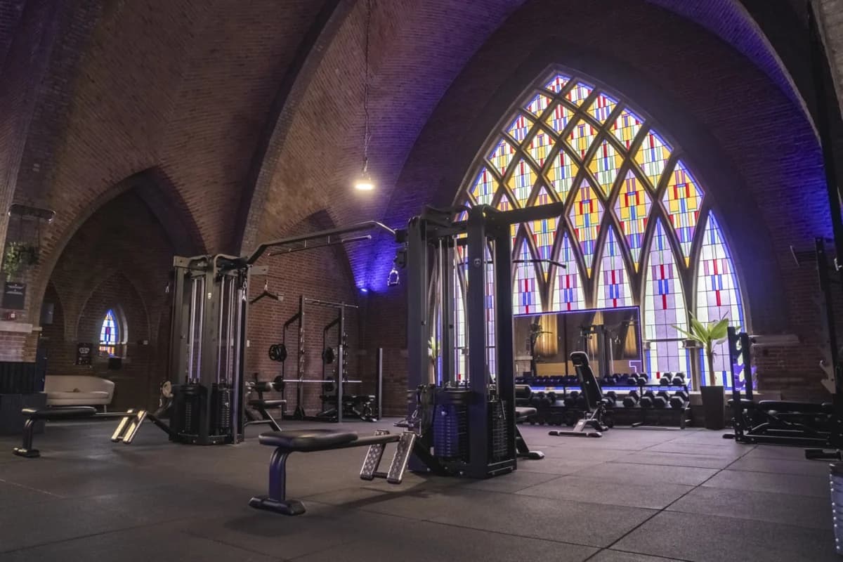 Holy Fit — von Telju ausgestatteter Standort in einer umgebauten Kirche